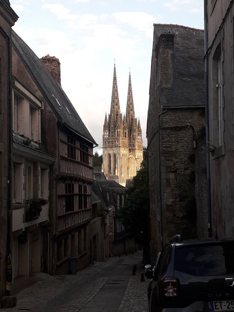 Image 1 : Vue d'une cathédrale depuis une ruelle