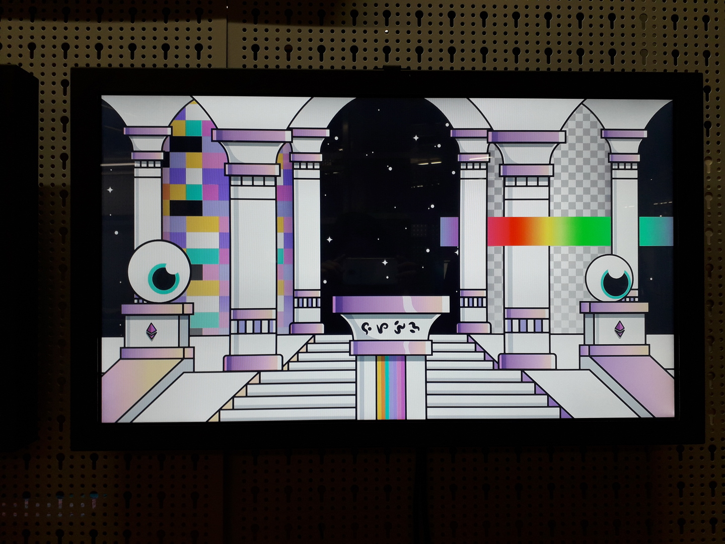 Image 1 : Photographie d'un visuel affiché sur un écran représentant des yeux sur des socles dans un espèce de temple spatial