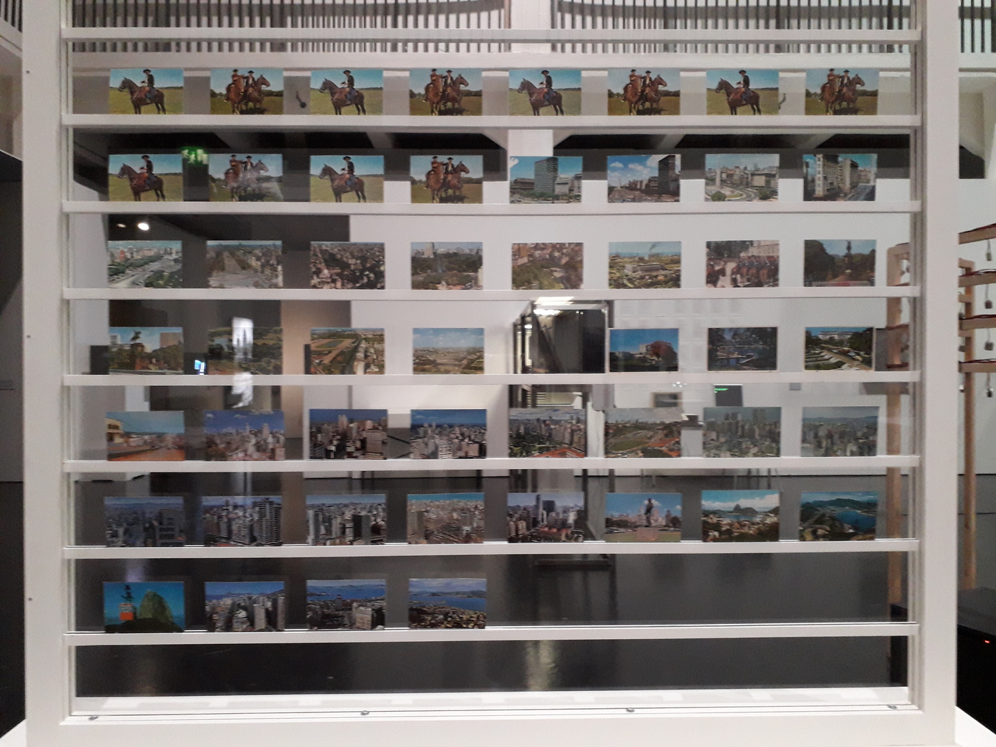 Image 16 : Mosaïque de cartes postales dans une vitrine à la verticale
