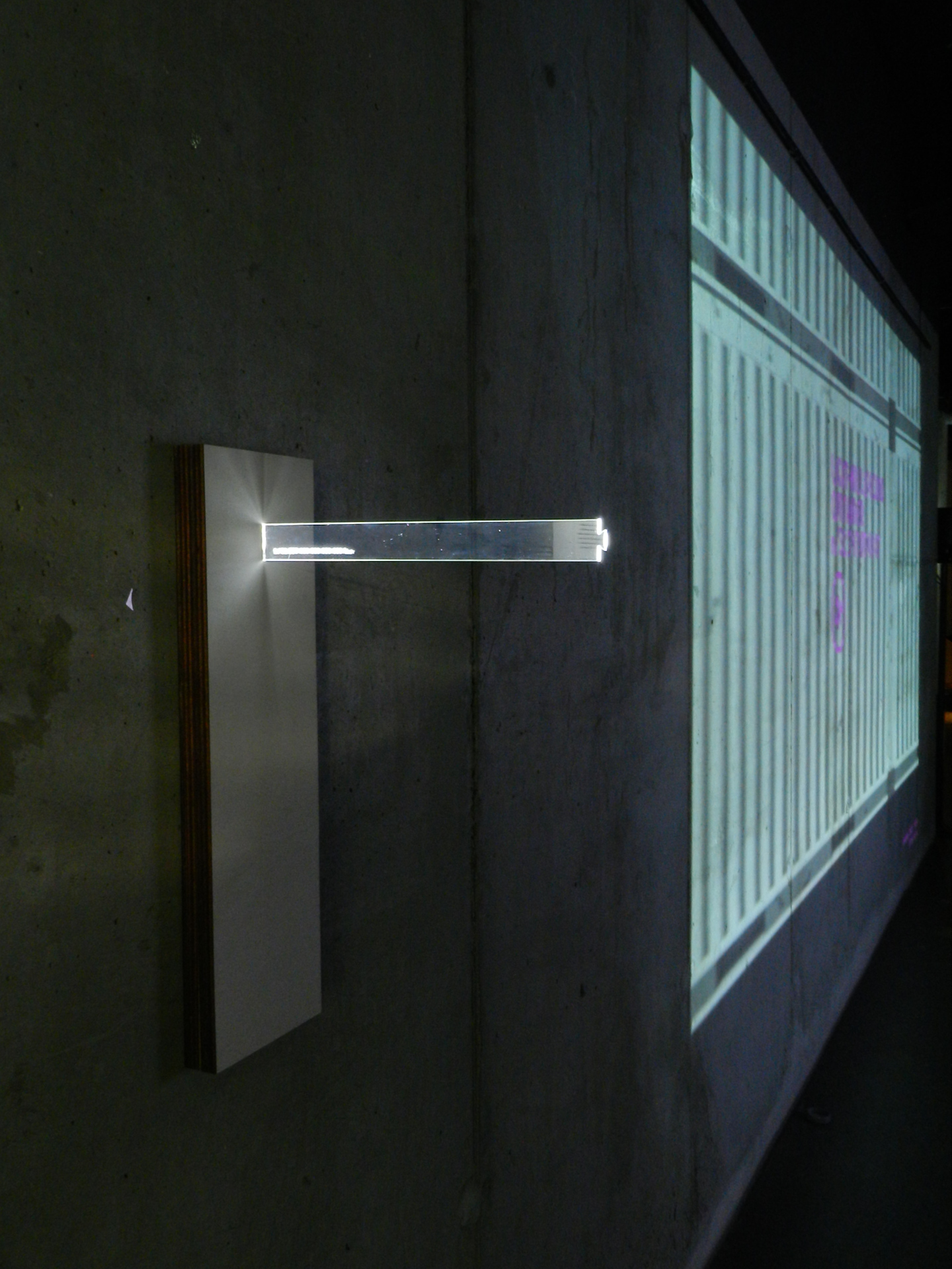 Image 3 : Règle en plexi traversée par un faisceau lumineux