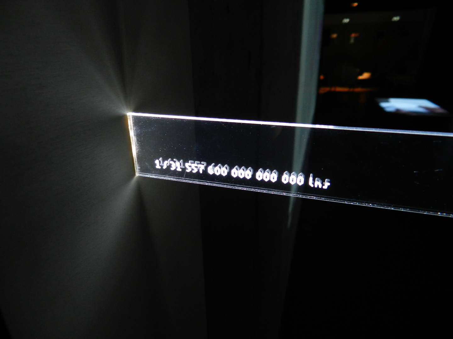 Image 4 : Vue de détail d'une gravure indiquant la distance parcourue par la lumière en nano-seconde sur la règle