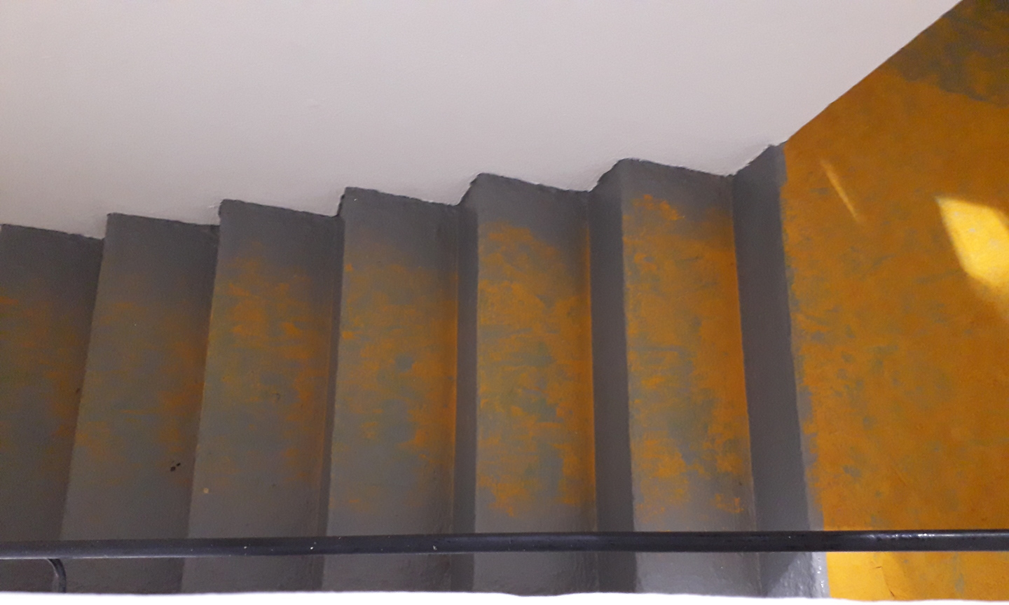Image 5 : Pigments jaunes disséminés sur des marches d'escalier