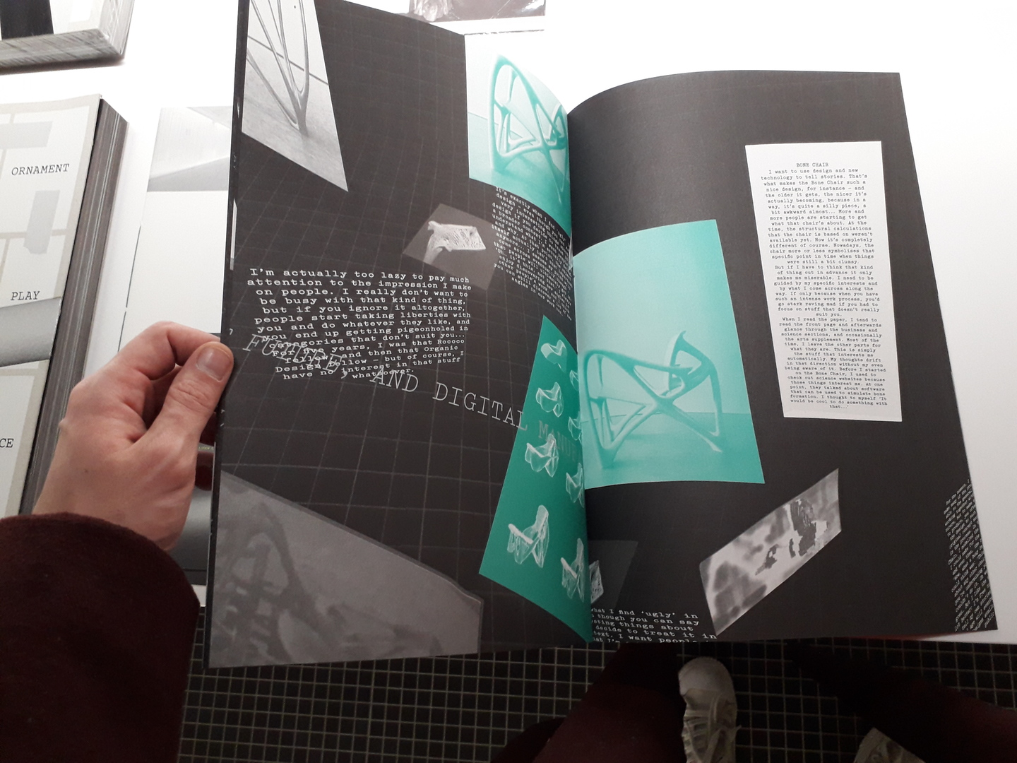 Image 12 : Double page d'un livre avec visuels et textes en noir et vert 