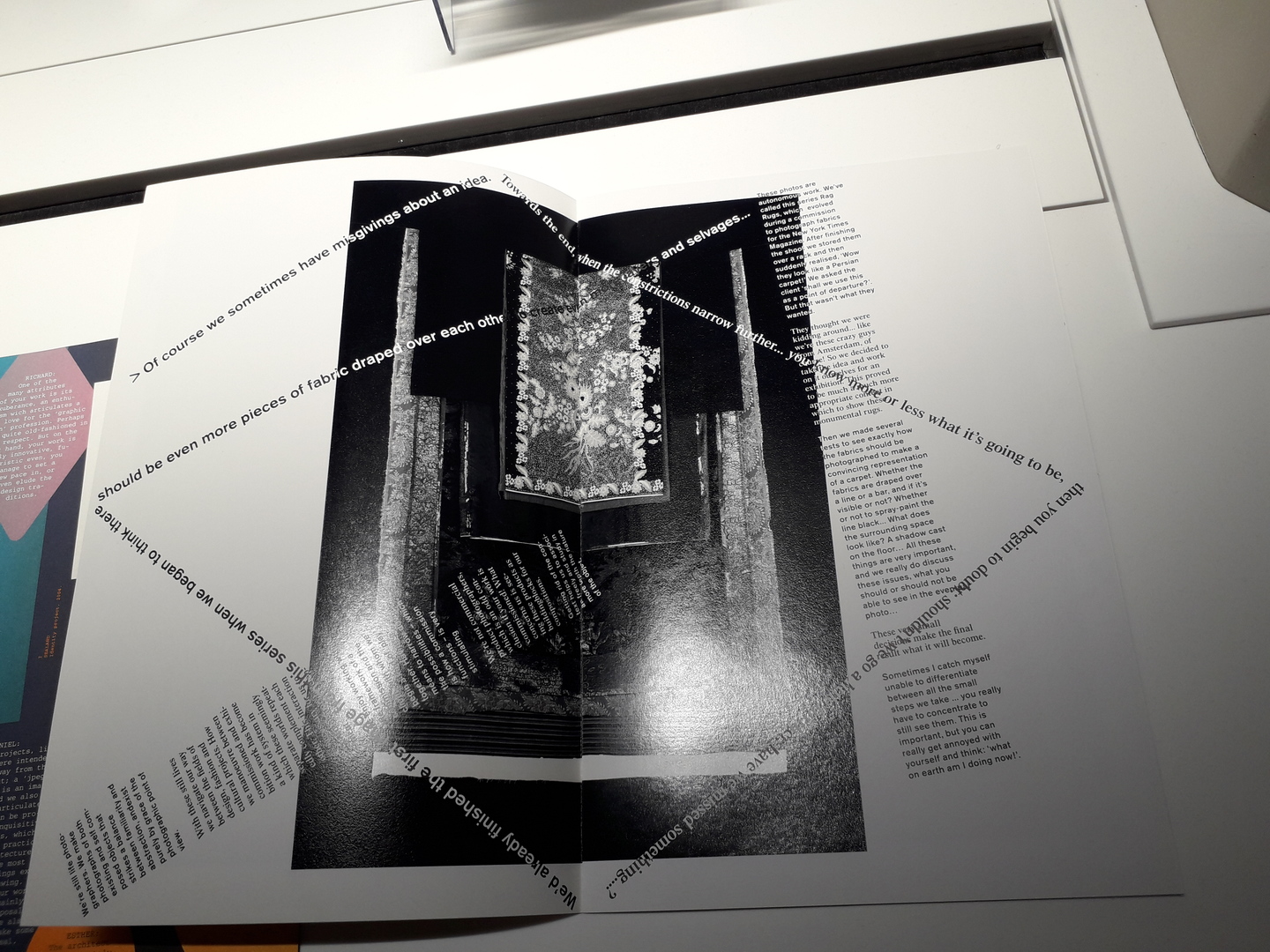 Image 15 : Double page d'un livre avec visuels et textes en noir et blanc