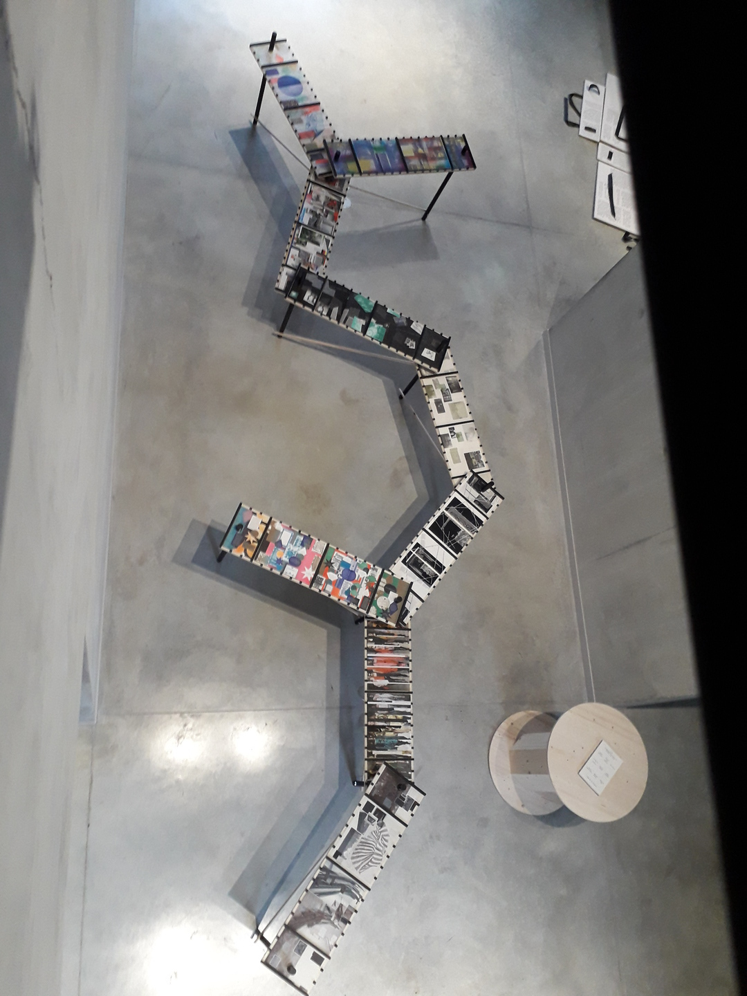 Image 18 : Vue de dessus d'une installation de tables sur lesquelles sont exposées de nombreux ouvrages