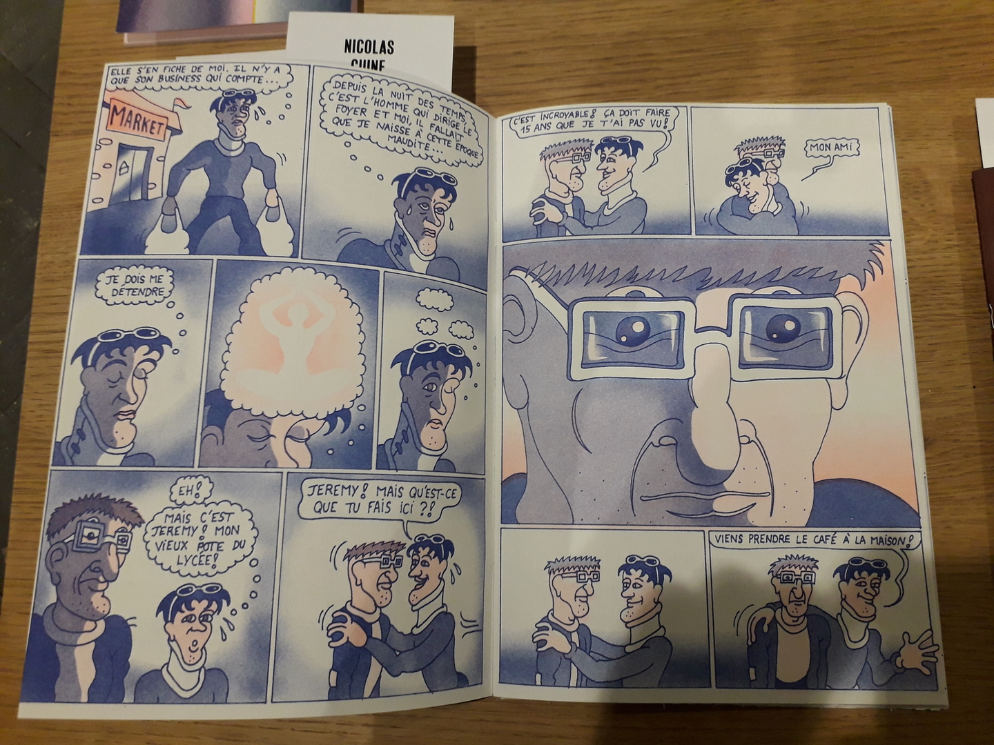 Image 11 : Bande-dessinnée en bichromie bleue et orange narrant les aventures d'un personnage à lunettes