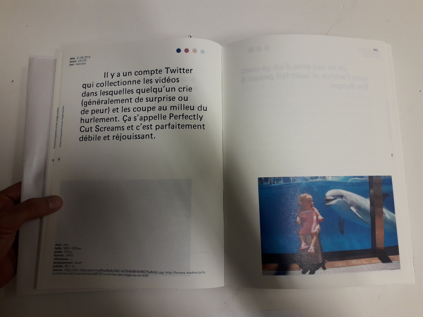 Image 22 : Double page d'un livret avec un texte et la photographie d'un enfant apeuré par un dauphin dans un aquarium