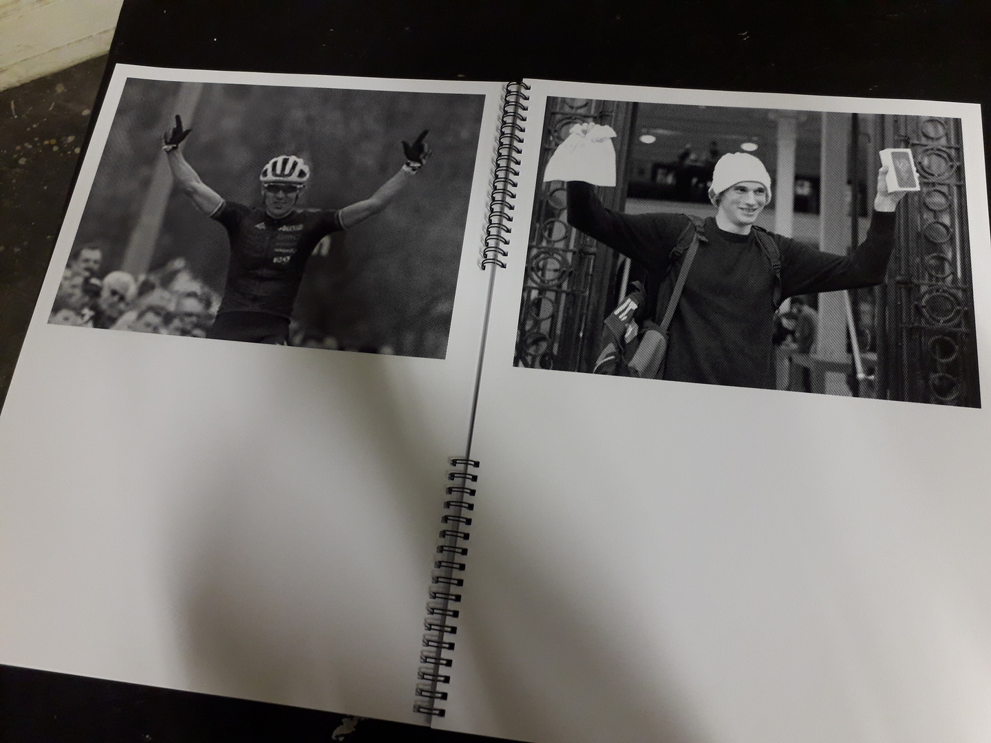 Image 25 : Double page de Winners avec la photo d'un cycliste remportant une course et d'une personne brandissant des objets