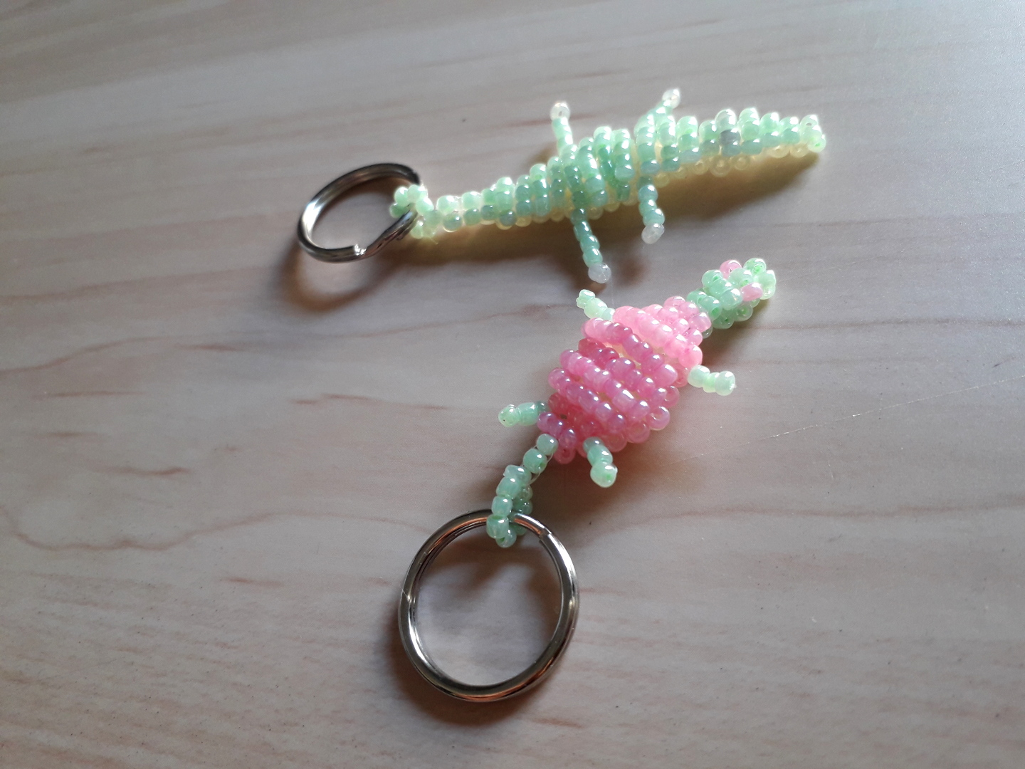 Image 2 : Porte-clés crocodile vert et tortue rose en perles