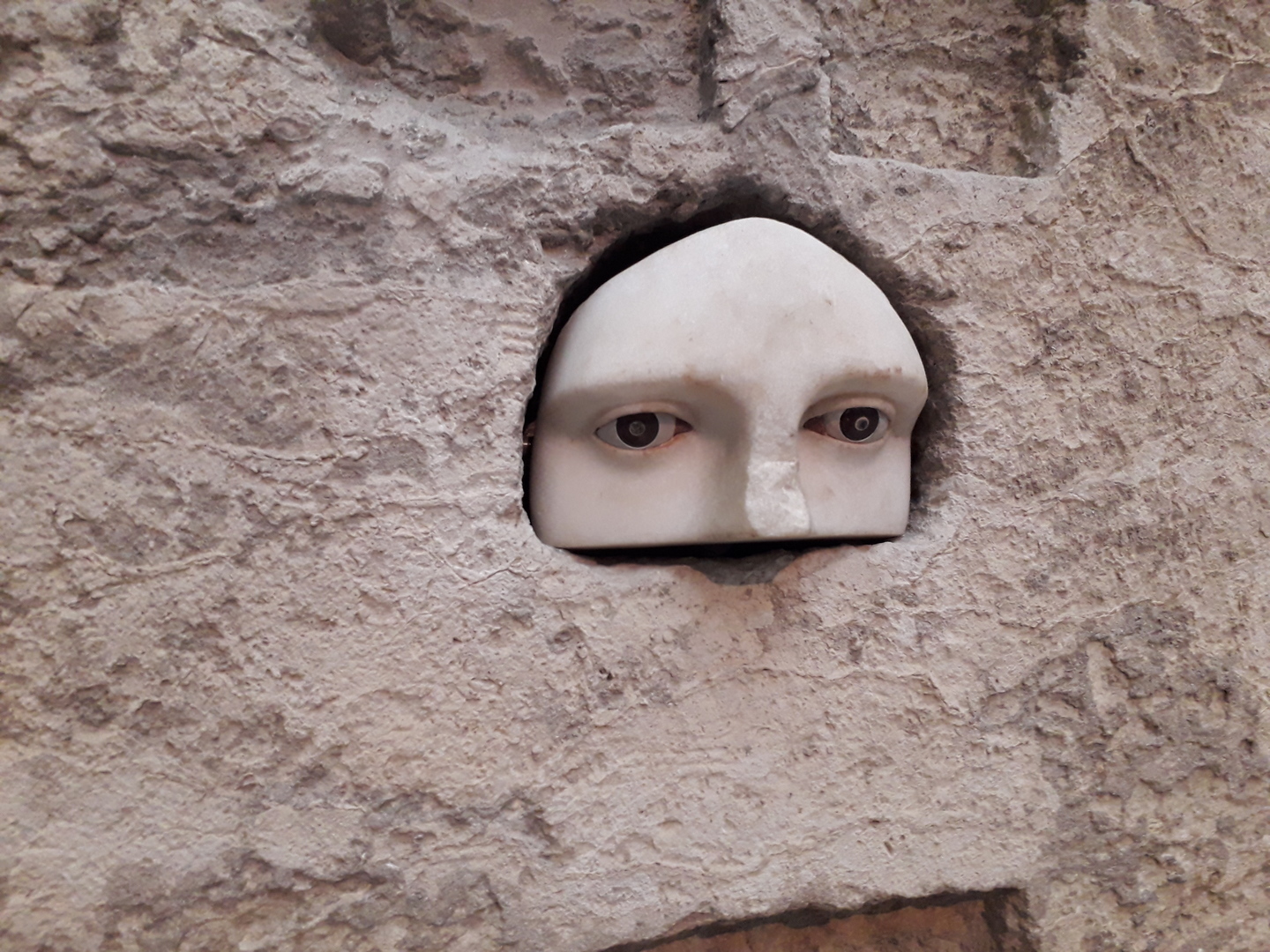 Image 11 : Demi-visage sculpté inséré dans un pan de mur