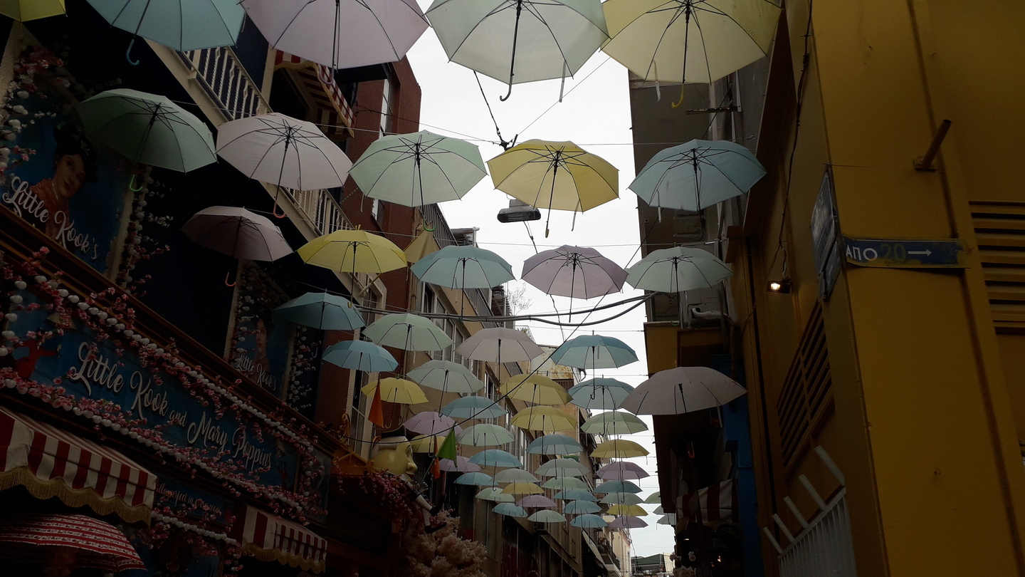 Image 48 : Rue qui présente des parapluies suspendus sur toute sa longueur