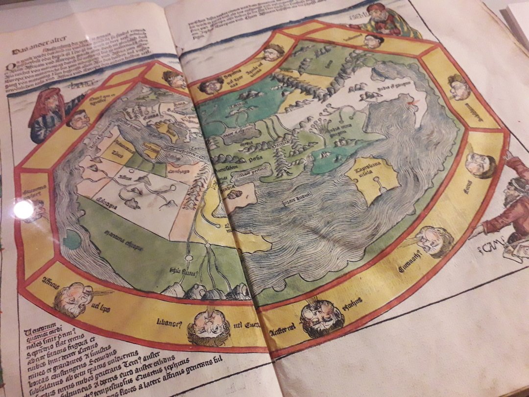 Image 10 : Carte médiévale couleur avec illustrations de personnages