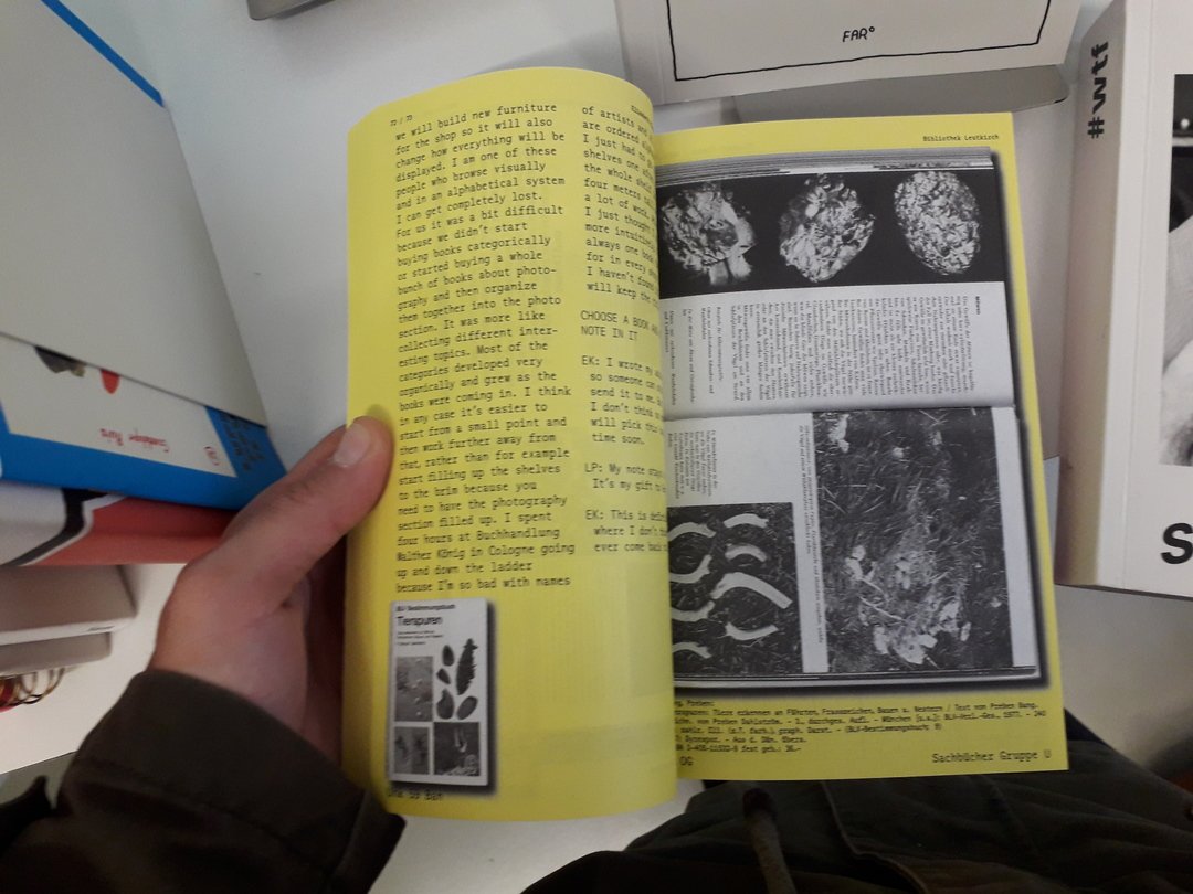 Image 11 : Double page côté jaune (texte et scans d'un livre en noir et blanc)