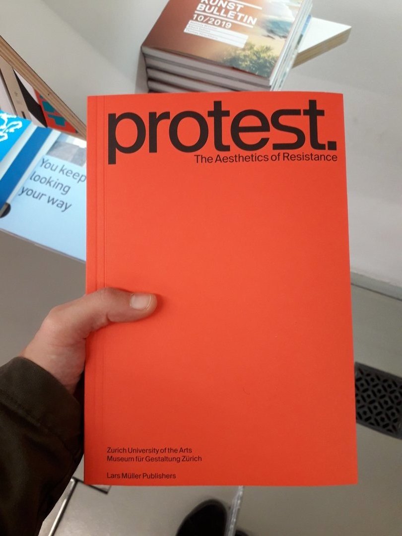 Image 27 : Couverture de livre rouge avec pour titre Protest. The Aesthetics of Resistance