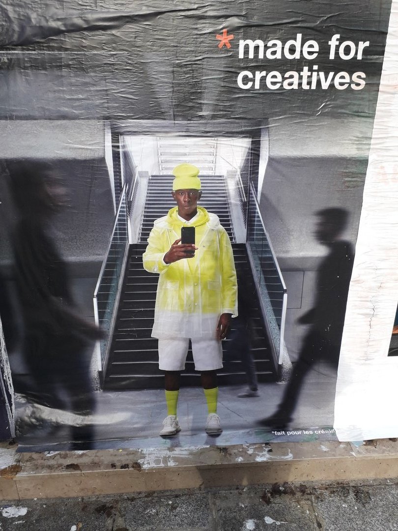 Image 1 : Affiche publicitaire représentant un homme vêtu d'un bonnet, d'une veste et de chaussettes jaune fluo