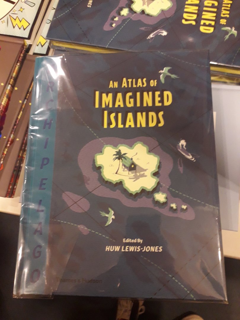 Image 14 : Couverture du livre An Atlas of Imagined Islands représentant une île vue du ciel