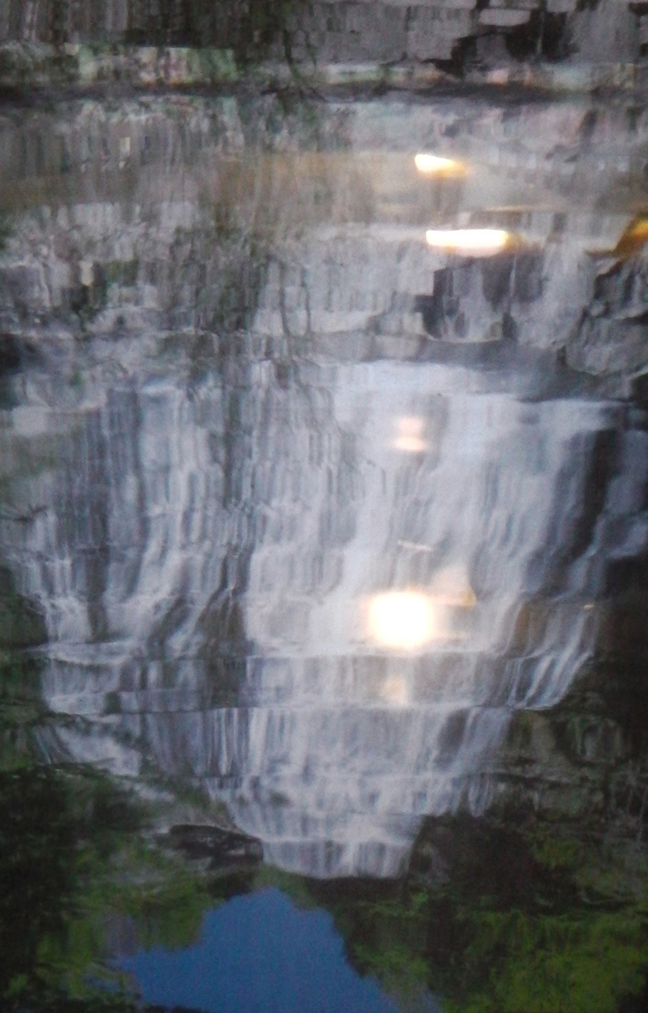 Affichage sur téléviseur et reflet dans un bac d'eau (vue de détail du reflet)