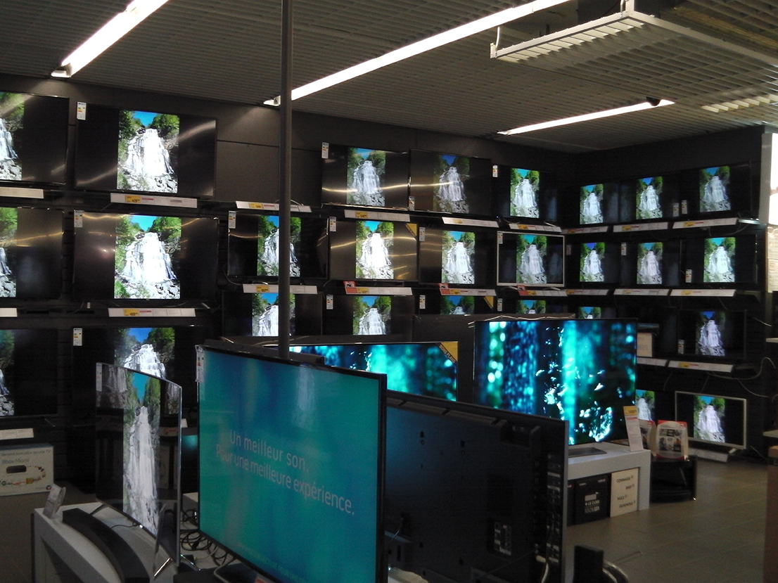 Affichages multiples sur téléviseurs dans un magasin d'électroménager (vue 1)
