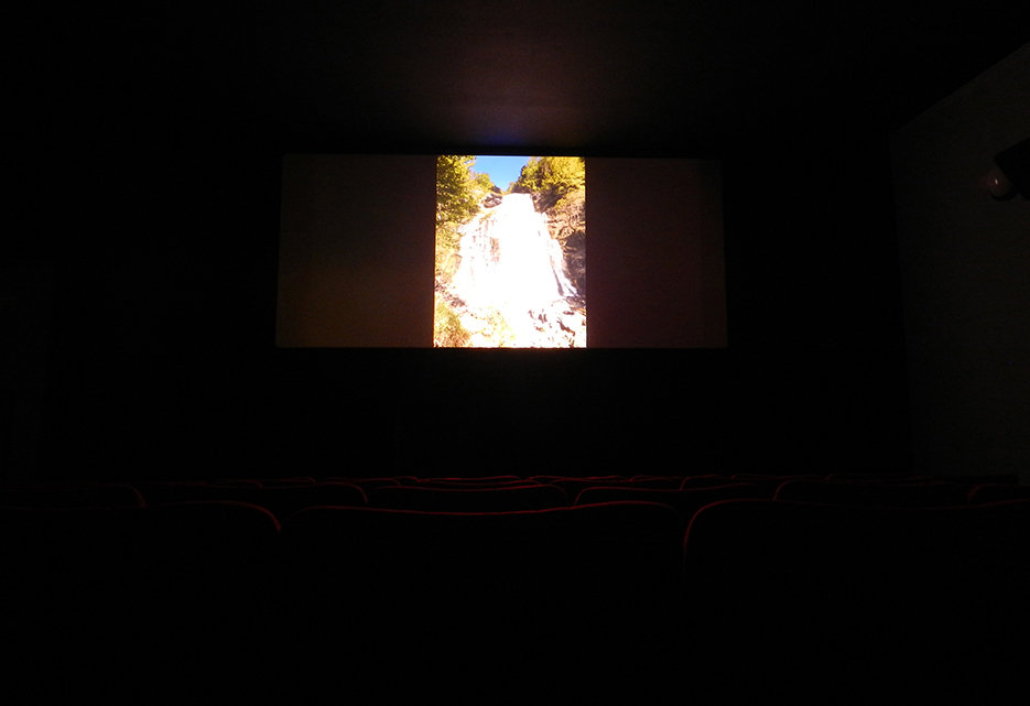 Affichage sur écran géant dans une salle de cinéma