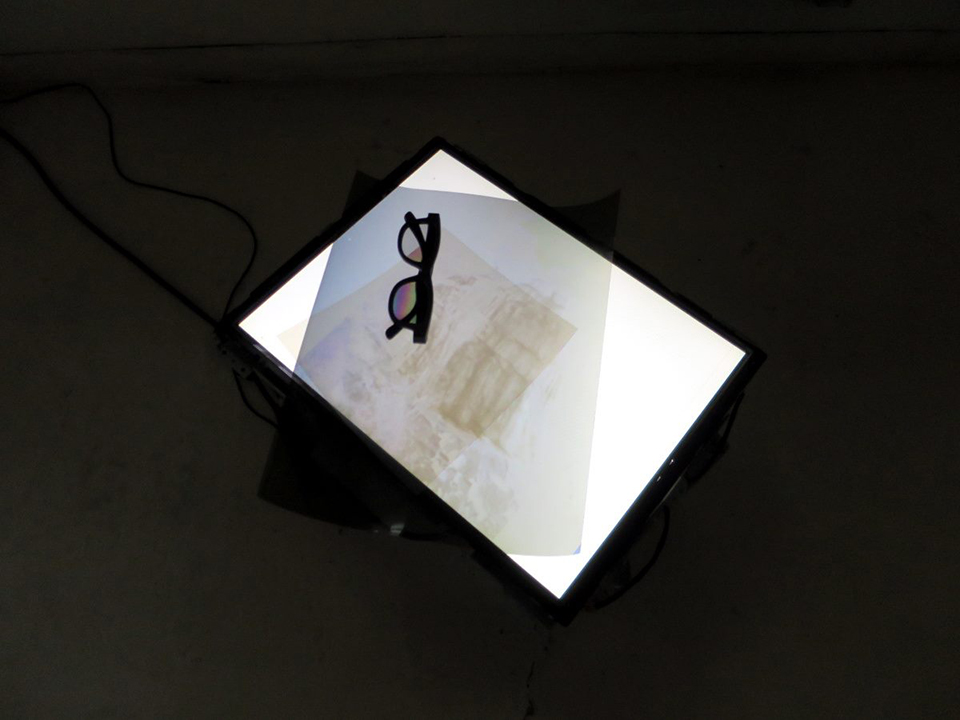 Impression transparente sur écran LCD recouverte d'un filtre polarisant