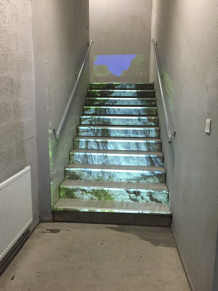 Projection sur escalier (vue avec lumière)