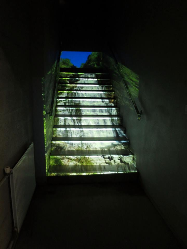 Projection sur escalier (vue dans le noir)