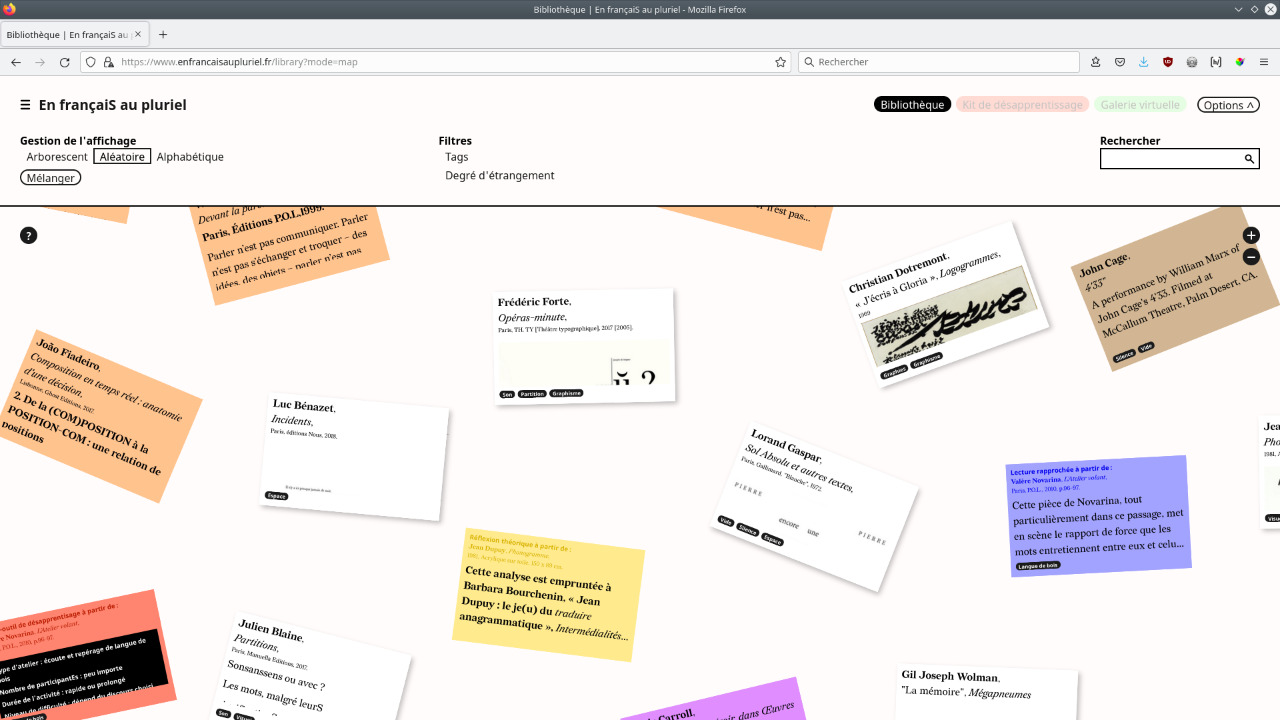 Mode aléatoire disséminant des cartels de textes de part et d'autres de la page (vue d'ensemble)