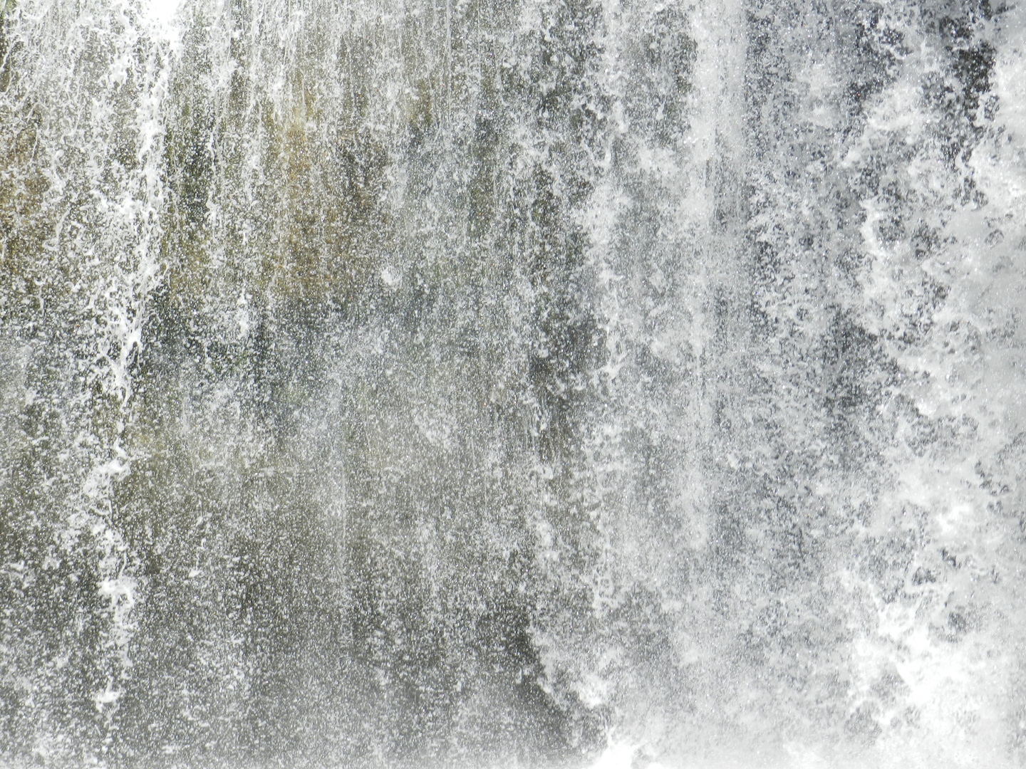 Image 3 : Détail des eaux en chute libre
