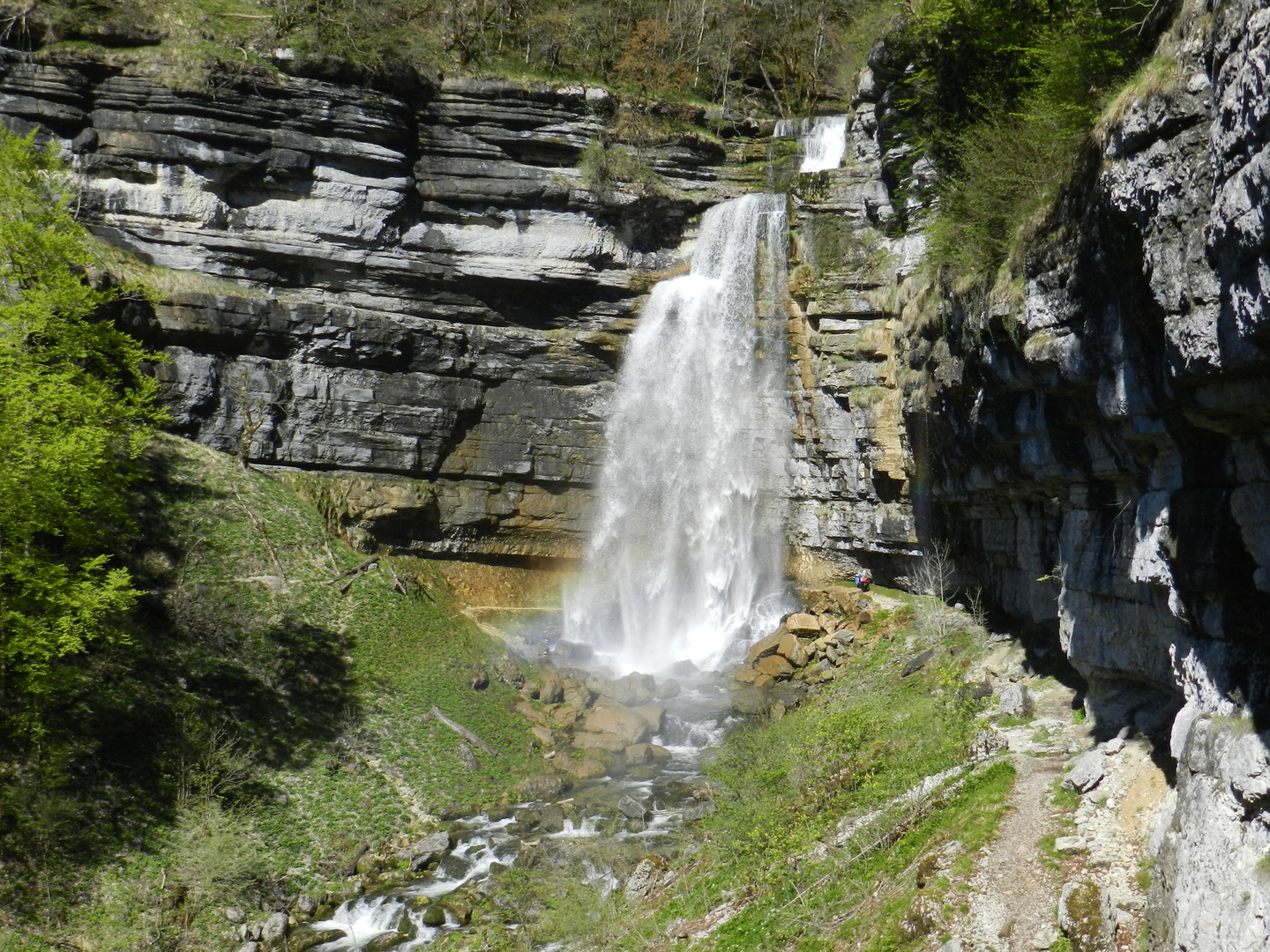 Grande cascade et vue sur une vallée