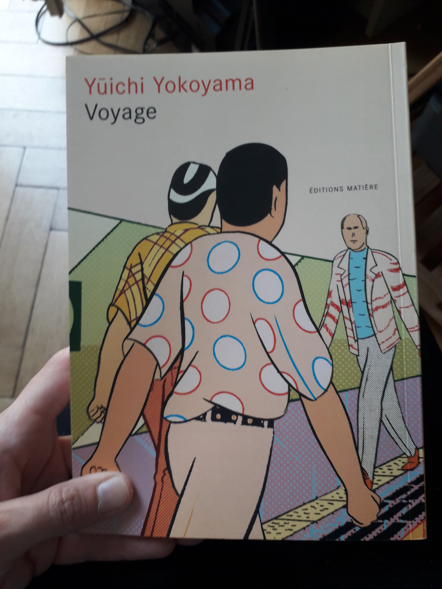 Image 12 : Couverture couleur de la BD Voyage de Yokoyama où des personnages en mouvement se croisent