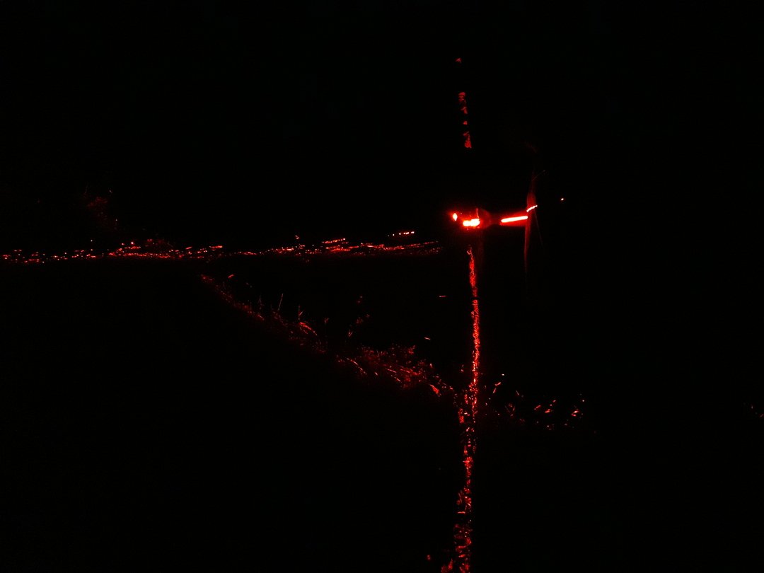 Laser projeté sur le sol de nuit (vue 1)