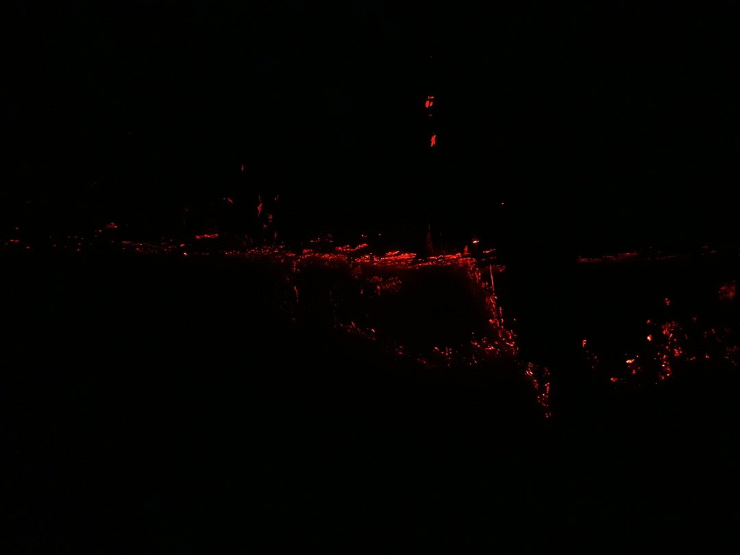 Laser projeté sur le sol de nuit (vue 2)