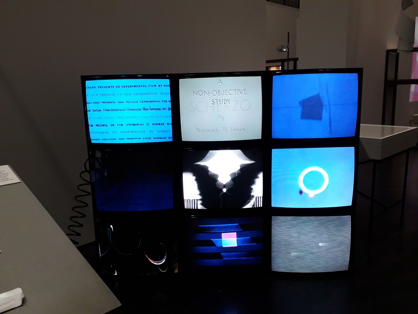 Mosaïque d'écrans cathodiques avec différentes vidéos à dominante bleue