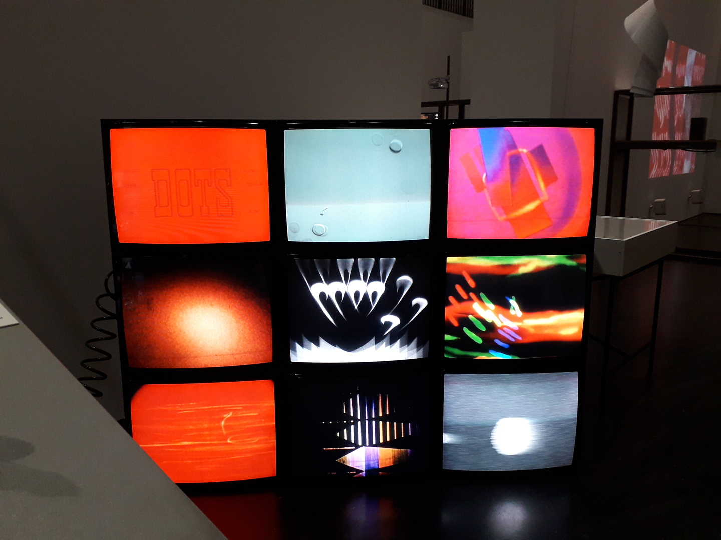 Mosaïque d'écrans cathodiques avec différentes vidéos à dominante rouge
