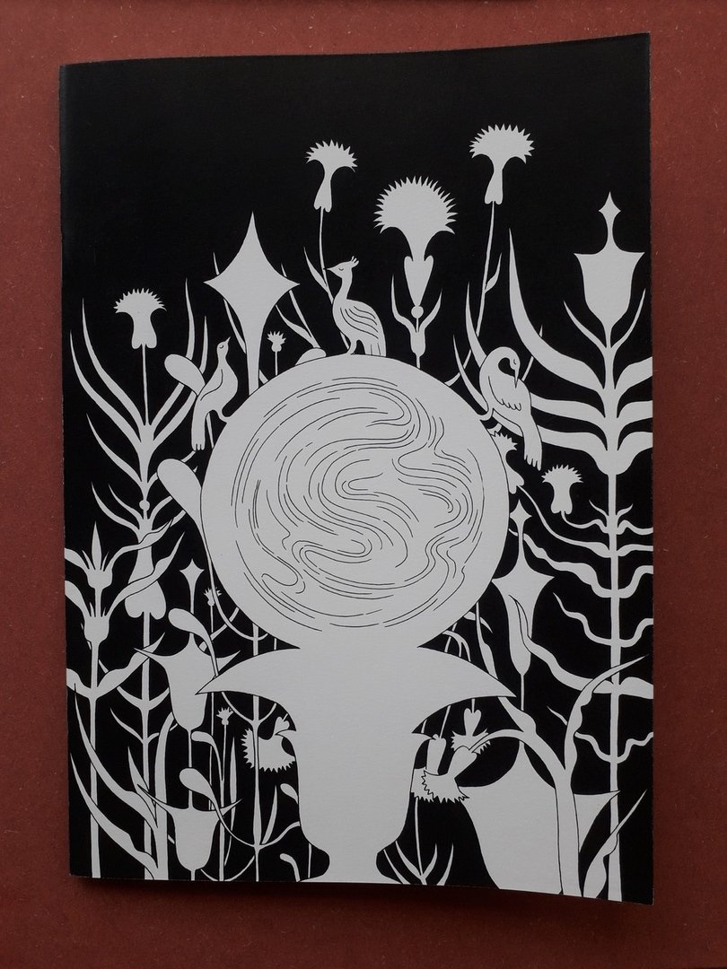 Couverture d'un livre avec des plantes et des oiseaux en noir et blanc