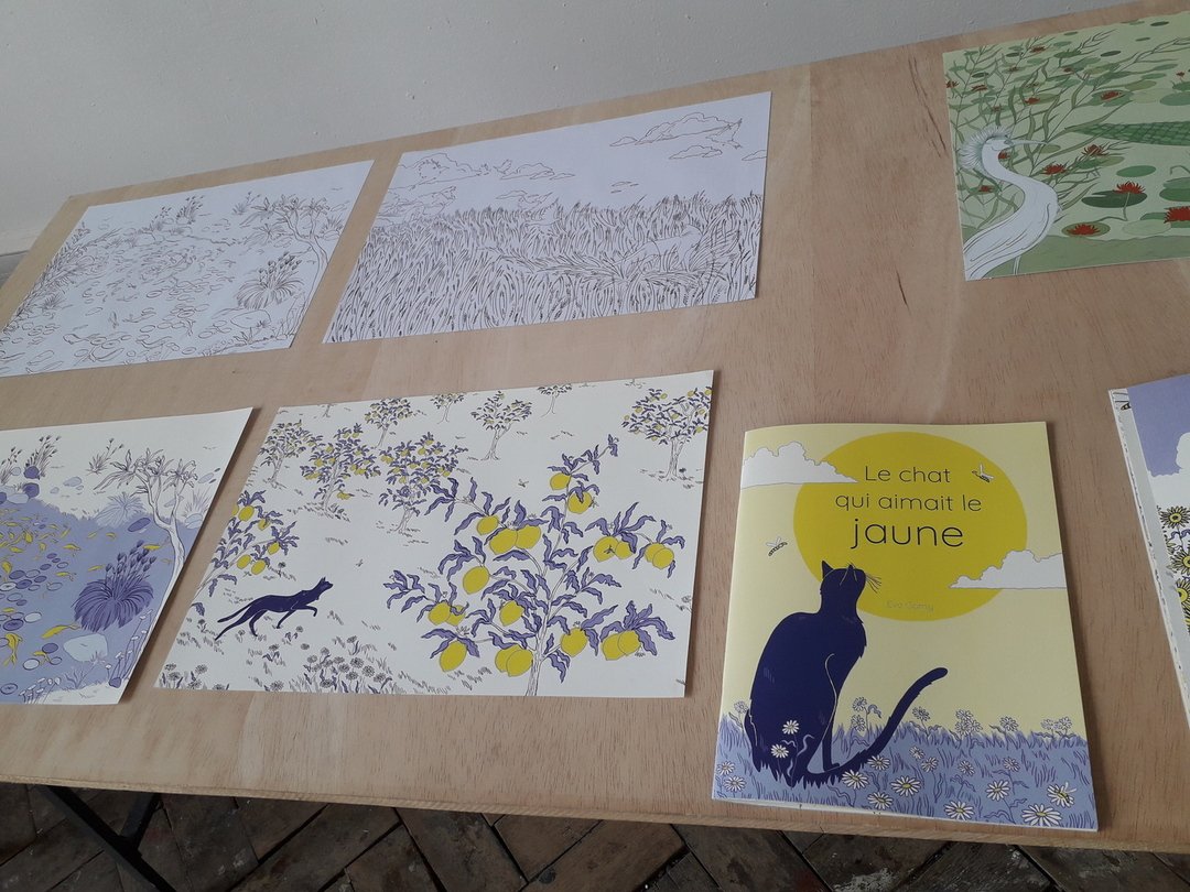 Vue d'ensemble de dessins mêlant animaux et végétaux dans des tons bleus, blancs et jaunes