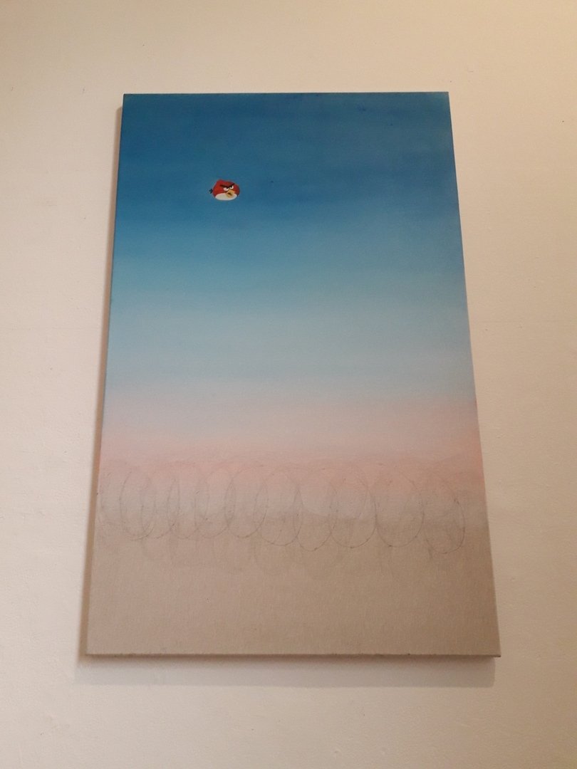 Peinture d'un personnage du jeu Angry Birds dans le ciel d'un desert et survolant des barbelés