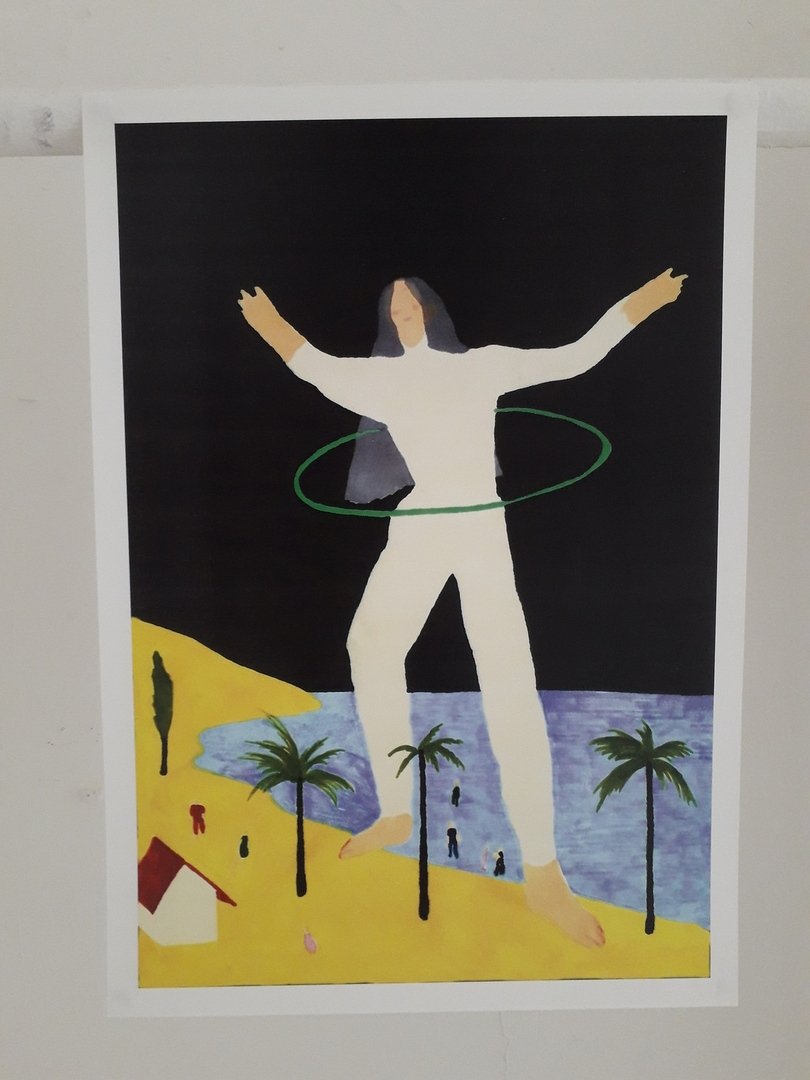 Image 28 : Personnage géant qui pratique le Hula Hoop sur une île