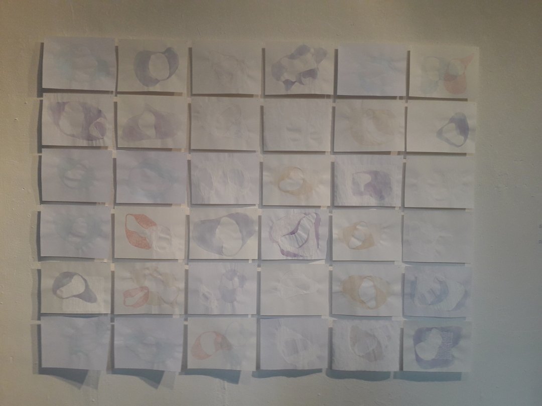 Image 46 : Série de dessins pastels sur papiers blancs accrochés au mur