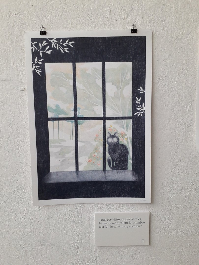 Image 52 : Dessin d'un paysage vu au travers d'une fenêtre avec sur son rebord un chat