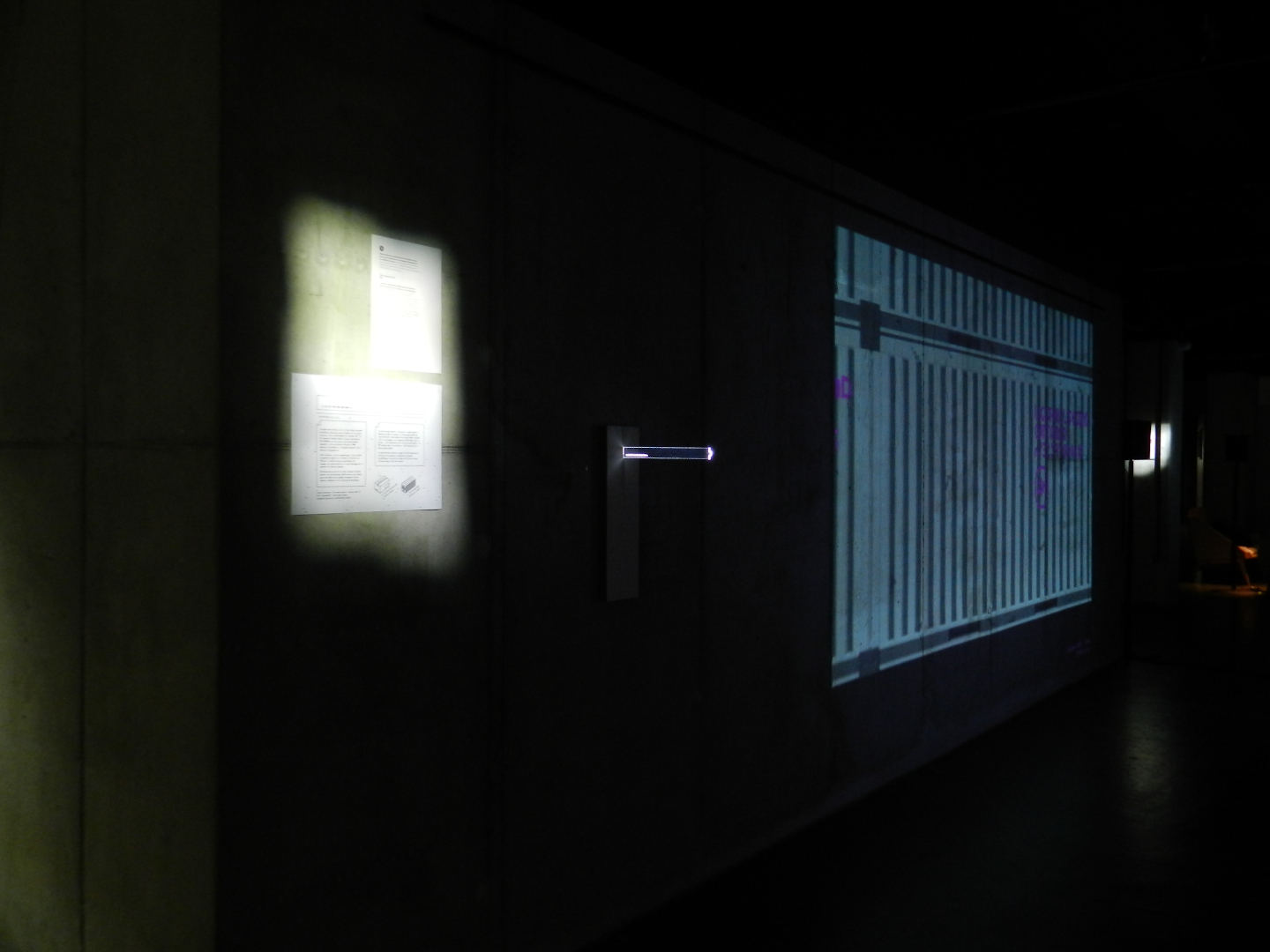 Installation avec lumière, règle de plexiglas et projection