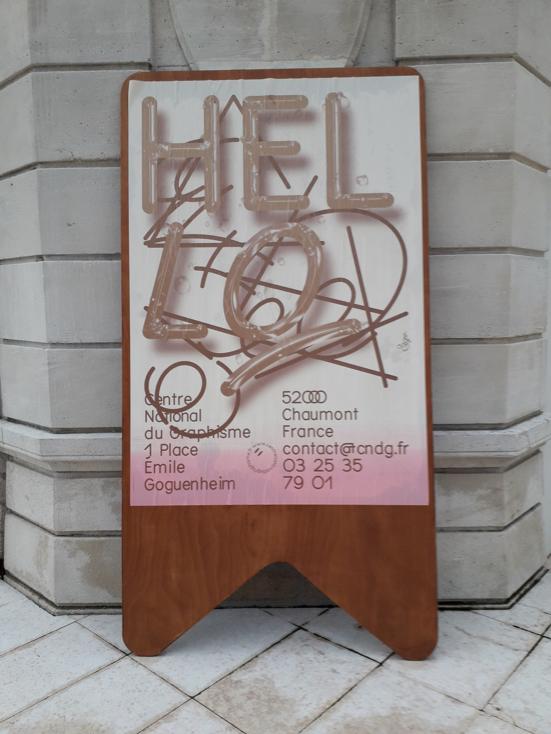 Affiche avec la mention Hello et les coordonnées du Signe, Centre national du Graphisme de Chaumont