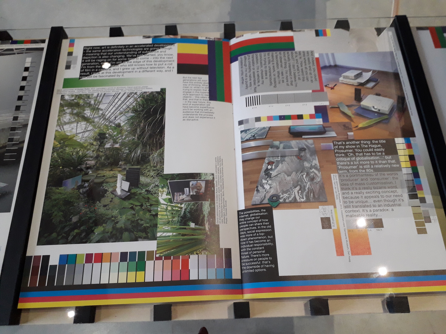 Double page d'un livre avec visuels et textes multicolores (vue 1)
