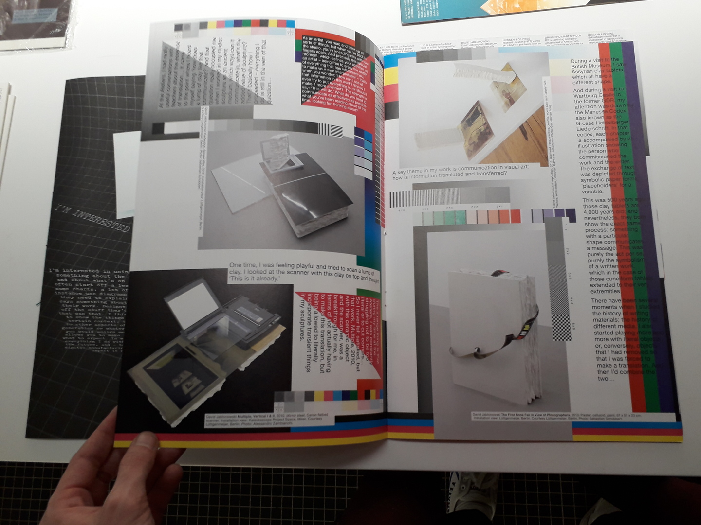 Double page d'un livre avec visuels et textes multicolores (vue 2)