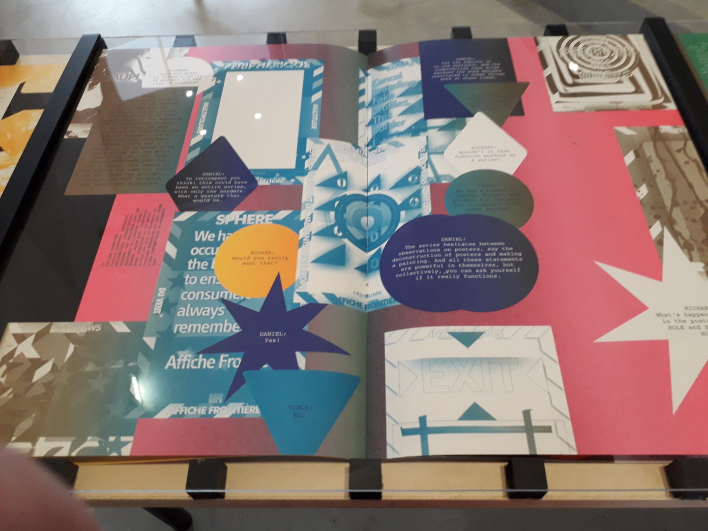 Double page d'un livre avec visuels, textes et formes à dominante rose et bleue