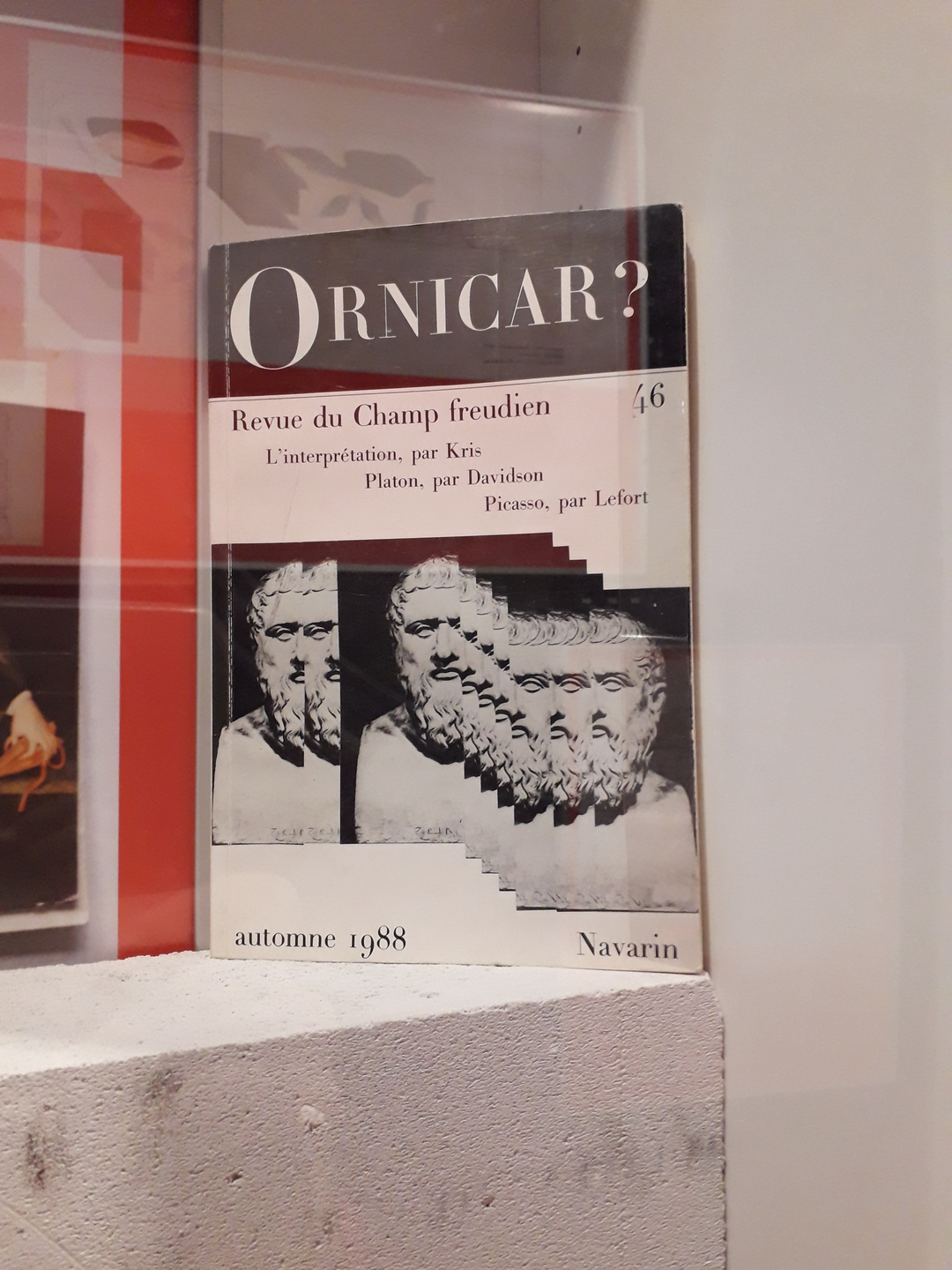 Couverture d'un livre intitulé Ornicar? avec un visuel de statue dupliqué et décalé