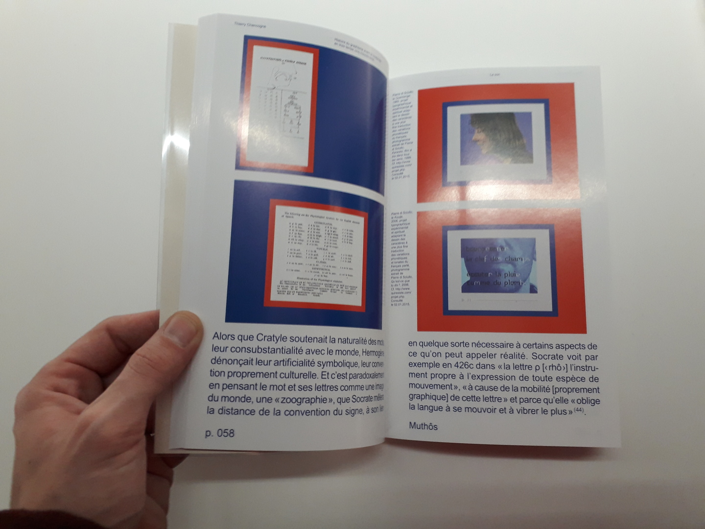 Double page d'un livre ouvert avec images et textes à dominante rouge et bleue
