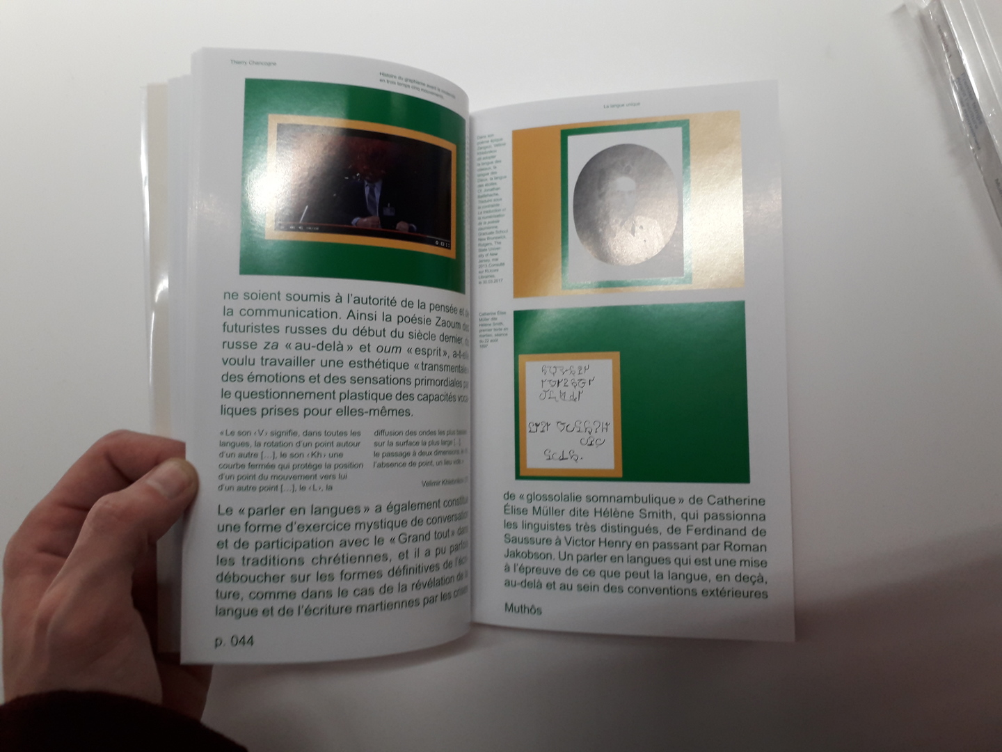 Double page avec images et textes à dominante verte et jaune (vue 2)