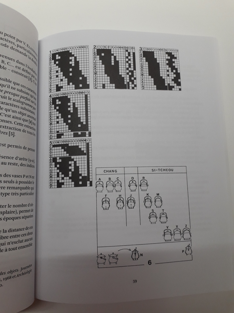 Page d'un livre avec texte et schémas en noir et blanc (vue 2)