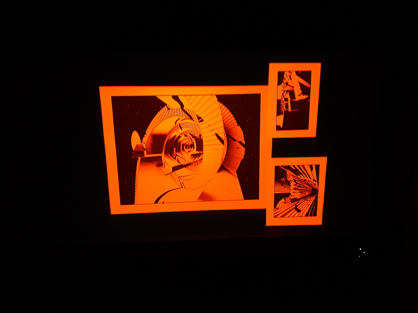 Visuel numérique orange d'un escalier en colimasson éclaté en plusieurs vues